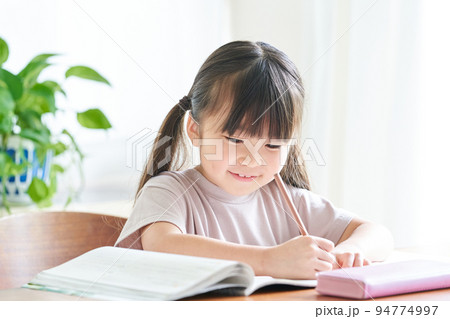 家で勉強をする女の子 家で勉強をする女の子 94774997