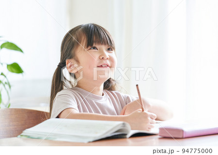 家で勉強をする女の子 94775000