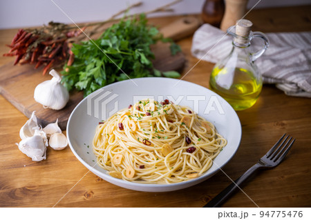 Aglio, olio e peperoncino, italian traditional pasta Aglio, olio e peperoncino, italian traditional pasta 94775476