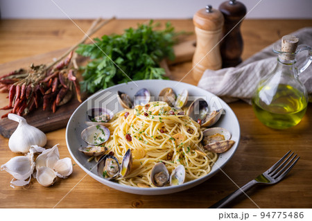spaghetti alle vongole in bianco, pasta with clams 94775486
