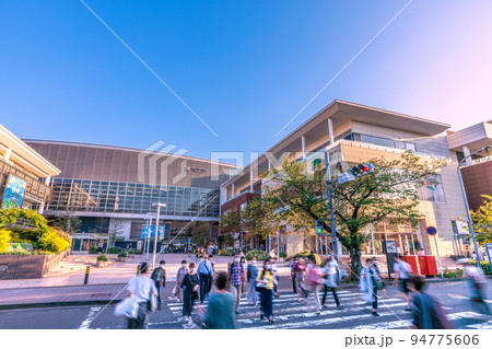 日本の横浜都市景観　たまプラーザ駅前などを望む 94775606