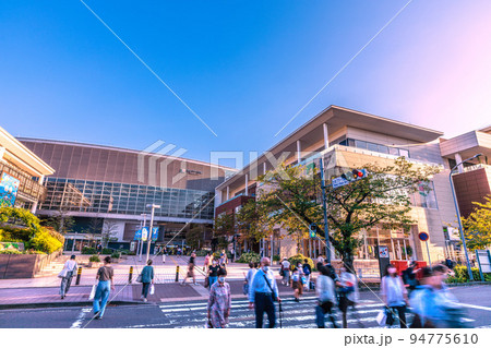 日本の横浜都市景観　たまプラーザ駅前などを望む 94775610