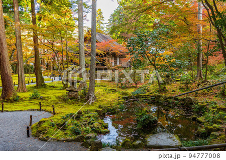 京都大原の秋　紅葉の三千院　有清園 94777008