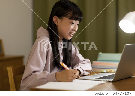 パソコンを見ながら勉強をする女の子 中学生 高校生 94777107