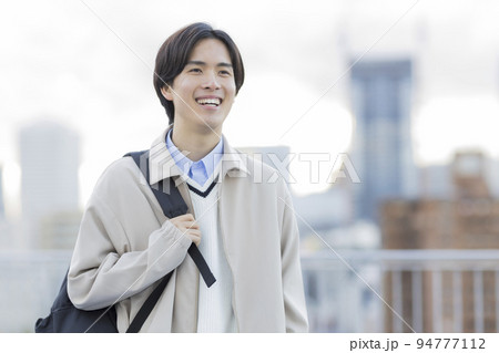 大学生 学生 若い男性 若者 大学生 学生 若い男性 若者 94777112