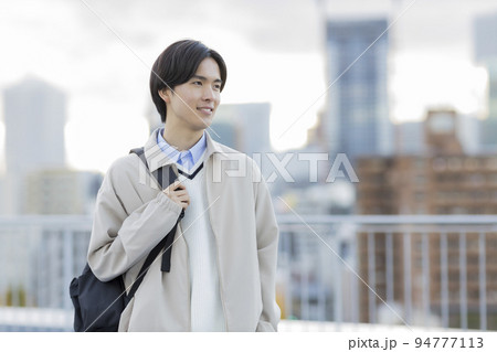 大学生 学生 若い男性 若者 大学生 学生 若い男性 若者 94777113