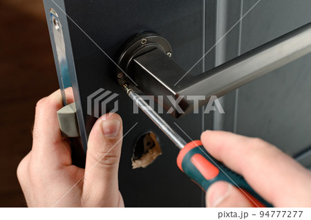 Installation of a door handle on interior doors, carpentry work with doors. 94777277