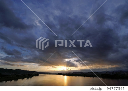 多様な雲が空を覆った爽やかな秋の朝景・超広角・空主体・220918am 多様な雲が空を覆った爽やかな秋の朝景・超広角・空主体・220918am 94777545