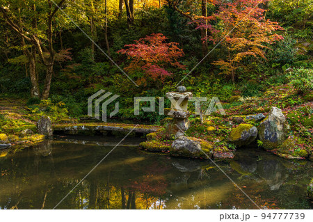 京都大原の秋　紅葉の三千院　有清園 94777739
