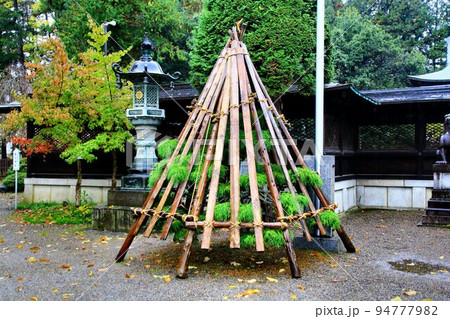 雪国・米沢の冬支度…雪囲いが施された上杉神社 94777982