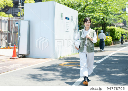 建設業界で働く若い女性 94778706
