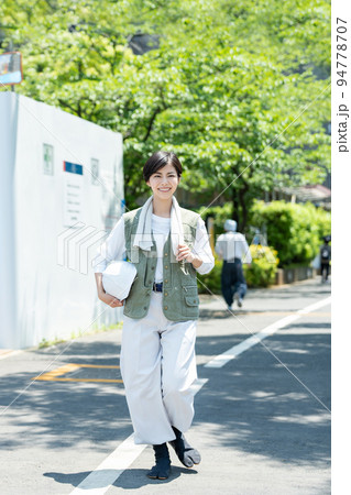 建設業界で働く若い女性 94778707