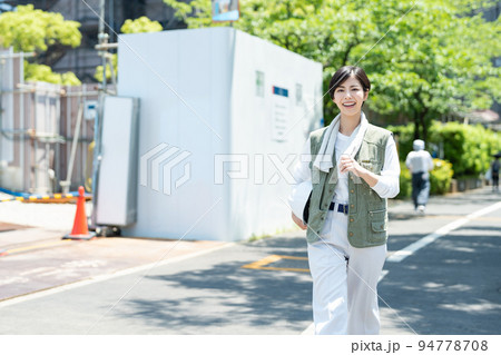 建設業界で働く若い女性 建設業界で働く若い女性 94778708