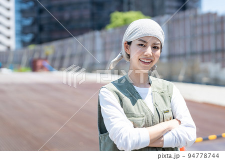 建設業界で働く若い女性 94778744