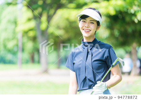 ゴルフをする若い女性 94778872