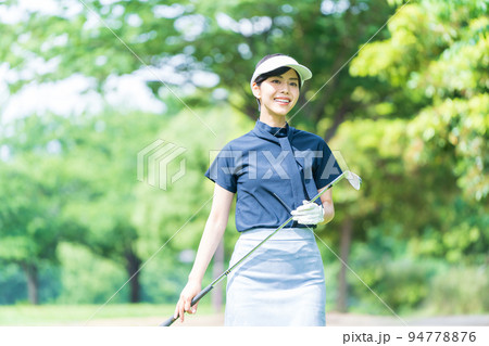 ゴルフをする若い女性 94778876