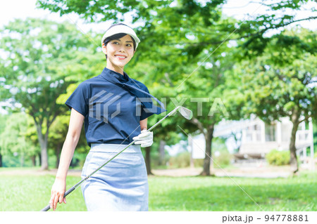 ゴルフをする若い女性 ゴルフをする若い女性 94778881