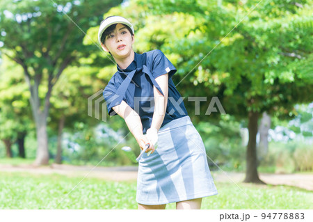 ゴルフをする若い女性 94778883