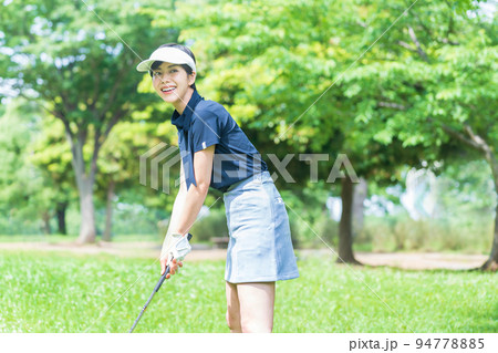 ゴルフをする若い女性 ゴルフをする若い女性 94778885