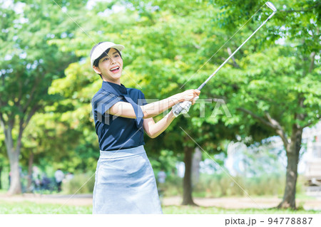 ゴルフをする若い女性 94778887