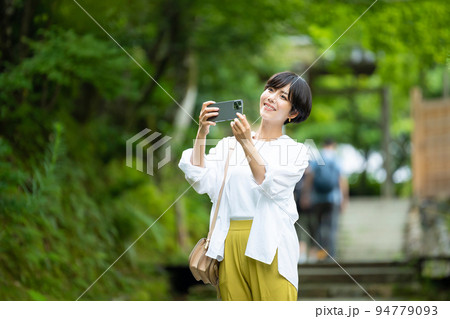 女子旅 スマホ 旅行 女子旅 スマホ 旅行 94779093