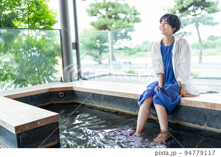 足湯 旅行 女子旅 足湯 旅行 女子旅 94779117