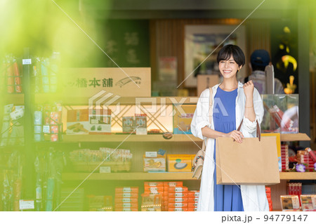 女子旅　買い物　旅行 94779147