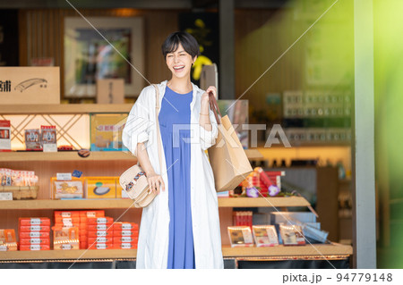 女子旅　買い物　旅行 94779148
