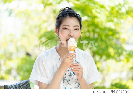 ソフトクリーム　女の子　アイス 94779150