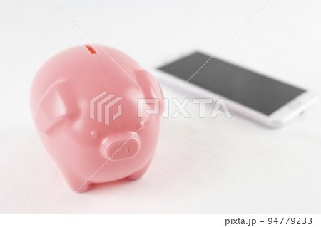 スマートフォンと貯金箱。ネット銀行のイメージ 94779233