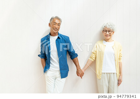 手をつなぐシニアのカップル 手をつなぐシニアのカップル 94779341