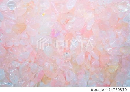 一面のピンク色のローズクォーツのさざれ石 一面のピンク色のローズクォーツのさざれ石 94779359