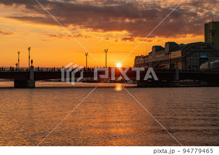 幣舞橋　釧路川に沈む夕日 94779465