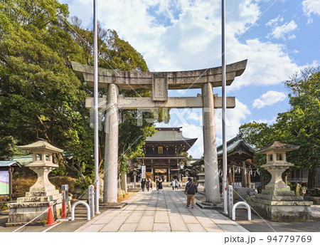 [九州・福津] 三つの日本一を誇る宮地嶽神社へ導く参道で向かう参拝者。 94779769