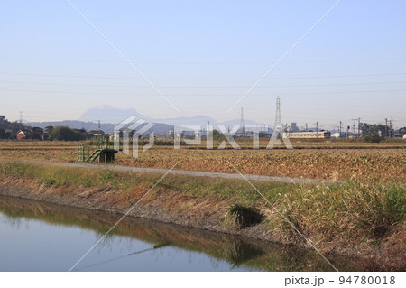 みやま市の大豆畑・クリークを行く鹿児島本線415系 94780018