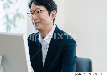 パソコンに向かう男性 94780019