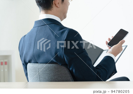 書類を見て悩むビジネスマン 書類を見て悩むビジネスマン 94780205