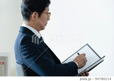 書類を見て悩むビジネスマン 書類を見て悩むビジネスマン 94780214