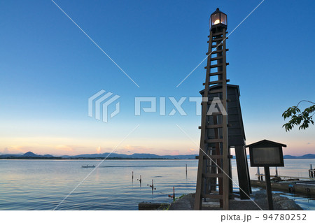【琵琶湖の湖畔 出島の灯台 (明け方)】 滋賀県大津市今堅田 【琵琶湖の湖畔 出島の灯台 (明け方)】 滋賀県大津市今堅田 94780252