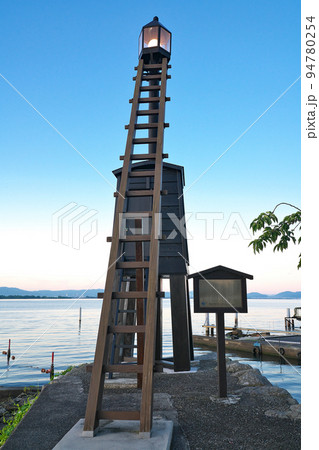 【琵琶湖の湖畔 出島の灯台 (明け方)】 滋賀県大津市今堅田 94780254