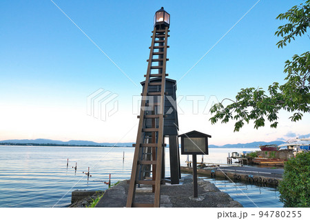 【琵琶湖の湖畔 出島の灯台 (明け方)】 滋賀県大津市今堅田 94780255