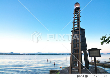 【琵琶湖の湖畔 出島の灯台 (明け方)】 滋賀県大津市今堅田 94780256