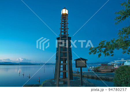 【琵琶湖の湖畔 出島の灯台 (明け方)】 滋賀県大津市今堅田 94780257