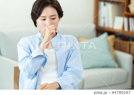 喉の調子が悪い女性 喉の調子が悪い女性 94780267