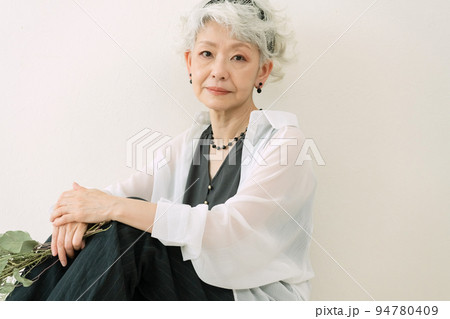 おしゃれなシルバーヘアの女性 おしゃれなシルバーヘアの女性 94780409