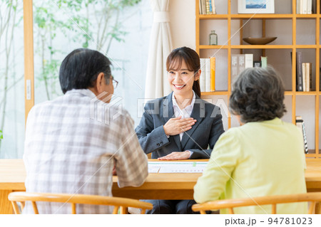 シニアの夫婦に営業する若いビジネスウーマン 94781023