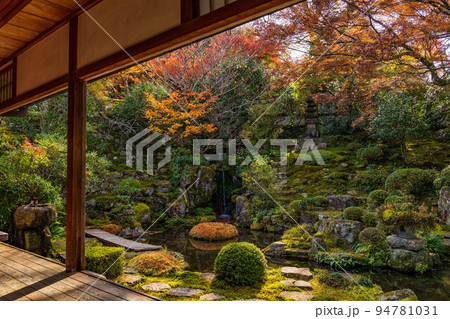 京都大原の秋　紅葉の実光院　契心園 94781031