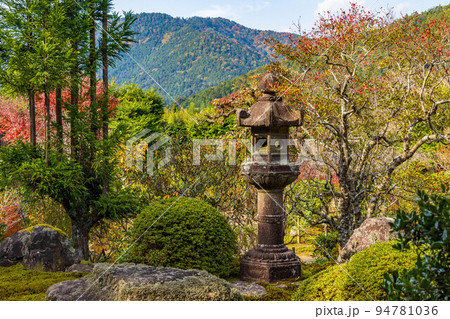 京都大原の秋　紅葉の実光院　契心園 94781036