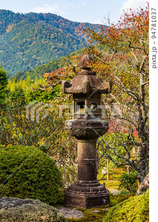 京都大原の秋　紅葉の実光院　契心園 94781037