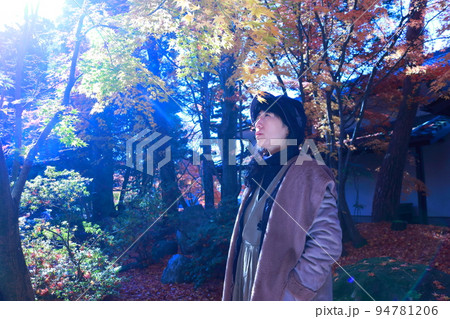 紅葉を見上げる女性 紅葉を見上げる女性 94781206